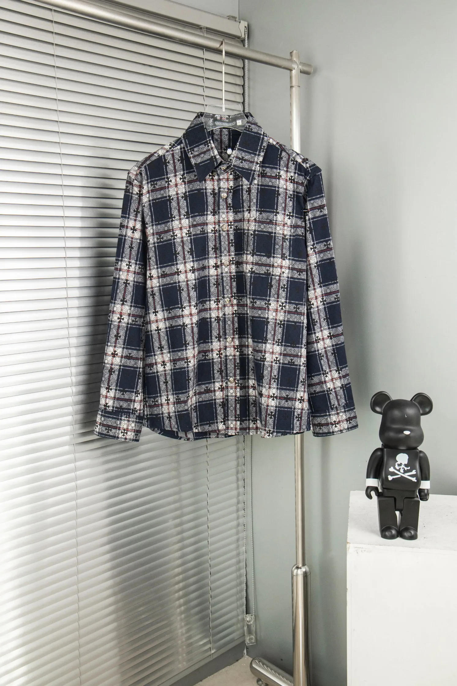 🅿️260 New: Style number: B131 Chrome Hearts classic cashew flower cross all-over printed jacquard long-sleeved casual shirt 1️⃣Customized original jacquard fabric, high-quality pure cotton jacquard plaid fabric, soft and comfortable to the touch, a very high-quality fabric! 2️⃣The details of the workmanship are perfectly controlled. The lining is made of vest hemming, and the cuffs are made of double cross leather labels. It is different from the ordinary version. The collar is also designed with interlining, which shows high-end fashion and personality. The style is fashionable, simple and elegant, and it is a very versatile jacket! 4⃣️Complete accessories, all customized with original versions! Same style for men and women Color: Cashew Purple Sizes: S, M, L, XL